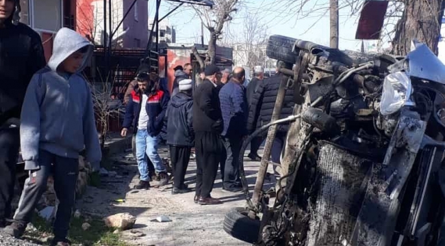 Hafif ticari araç cami merdivenine çarparak devrildi: 2 yaralı