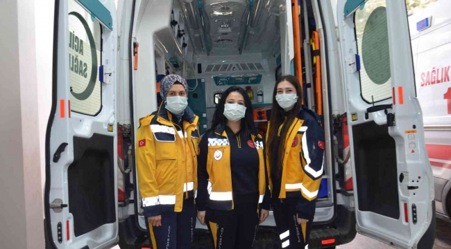 Kadın ambulans şoförü ekibiyle hayat kurtarıyor