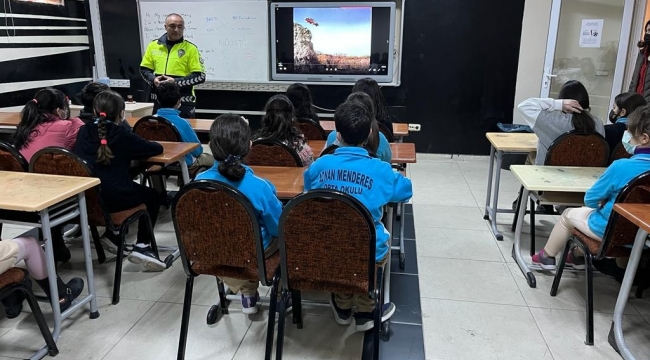 Mersin polisinden öğrencilere trafik eğitimi