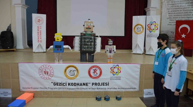 Öğrenciler yaptıkları robotları tanıttı