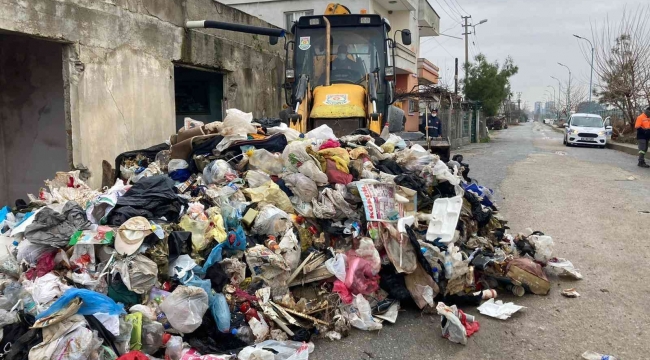 Tarsus'ta bir evden 3 kamyon çöp çıktı