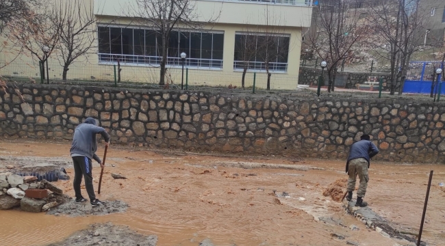 Taşan dere evleri su altında bıraktı