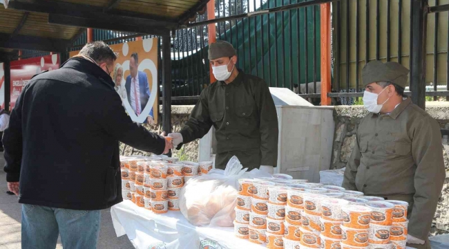 Toroslar Belediyesi, vatandaşa 'Çanakkale menüsü' dağıttı