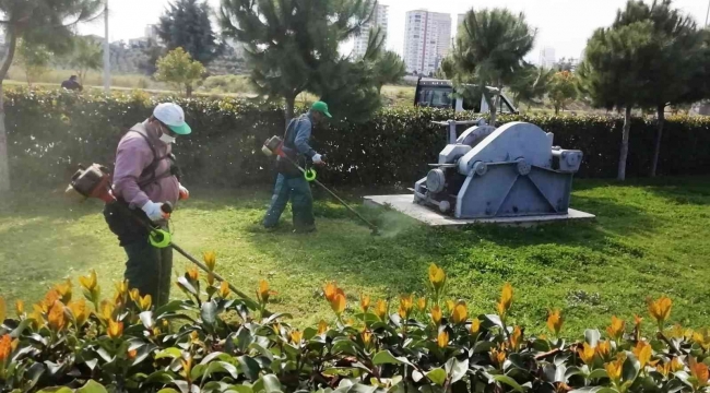 Toroslar'da park ve yeşil alanlar bakımdan geçiriliyor