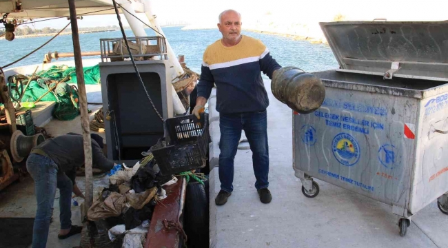 Akdeniz'de balık yerine bir avda 2 konteyner çöp çıktı