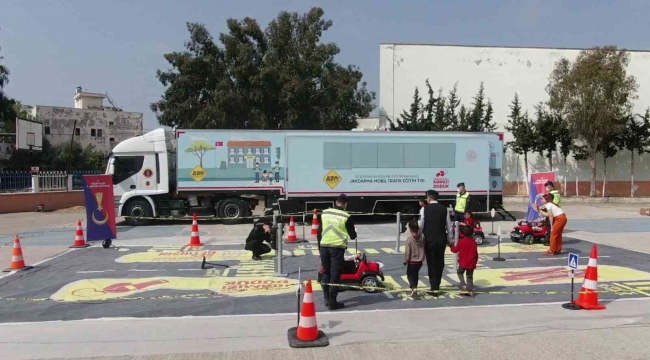 Jandarma mobil trafik eğitim tırı Mersin'de