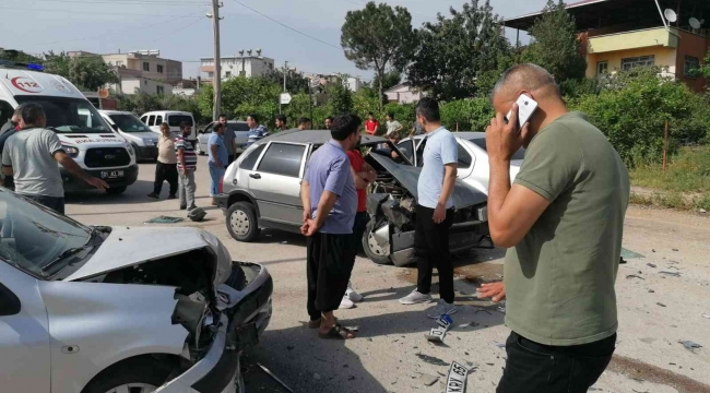 Kontrolden çıkan otomobil iki araca çarptı, sürücüler yaralandı