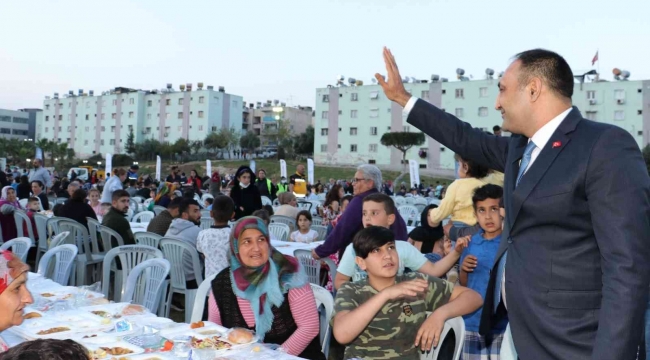 Toroslar'da her gün yüzlerce kişi aynı sofrada buluşuyor