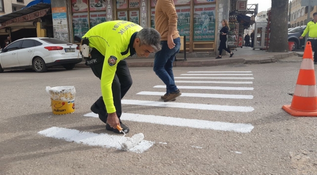 Trafik polisleri kendi yaya çizgilerini kendi çizdi