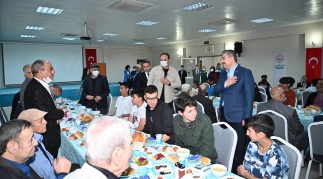 Yılmaz çifti, huzur evi sakinleri ile yetim çocukları iftarda ağırladı