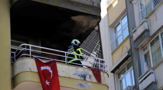 Adana'da dairenin kullanılamaz hale geldiği yangında Türk bayrakları zarar görmedi