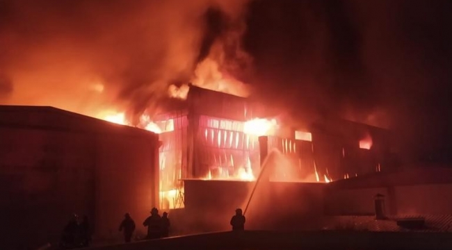 Gaziantep 3. Organize Sanayide bulunan geri dönüşüm fabrikasında henüz bilinmeyen bir nedenle yangın çıktı. Bölgeye çok sayıda itfaiye, sağlık ve polis ekibi sevk edildi.