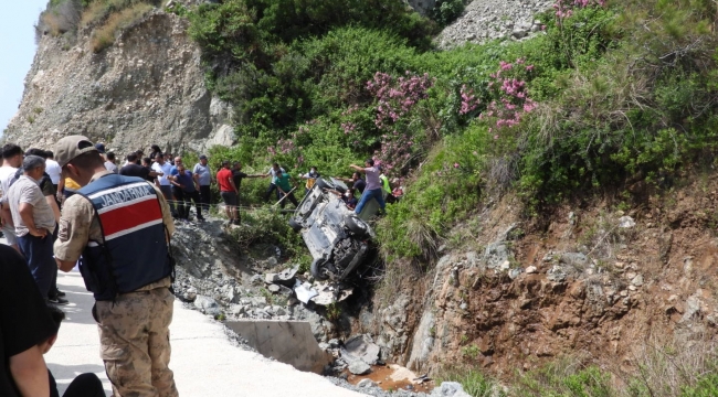 Hatay'da kaza: Araçta mahsur kalan yaralı kurtarıldı