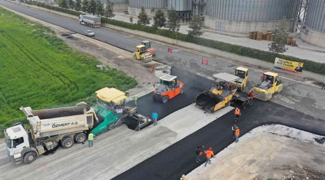 Tarsus'ta KOBİ işletmelerinin bulunduğu bölgenin yolları sıcak asfaltla kaplandı