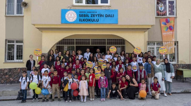 Yazar Müminoğlu, Çamlıyayla'da 100Bin Gülücük etkinliğinde çocuklarla buluştu