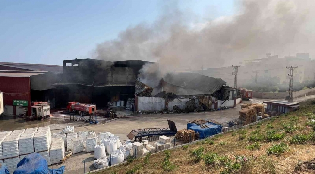 Hatay'da antrepoda çıkan yangın kısmen kontrol altına alındı