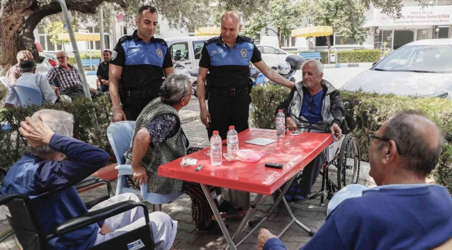 Polis huzurevindeki "babaları" unutmadı