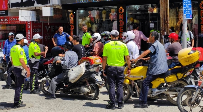 Samandağ'da trafik polisleri, motosiklet sürücülerine bilgilendirme yaptı