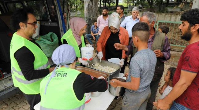 Yağmurun vurduğu tarım işçilerine belediye sahip çıktı