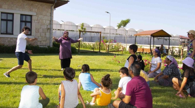 Çilek tarlasından tiyatro sahnesine