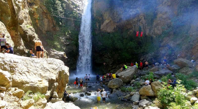 Doğa tutkunlarının yeni gözdesi "Karaçay Şelalesi"