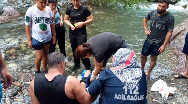 Doğa yürüyüşünde ayağı kırılan adam 4 kilometre sedyeyle taşındı