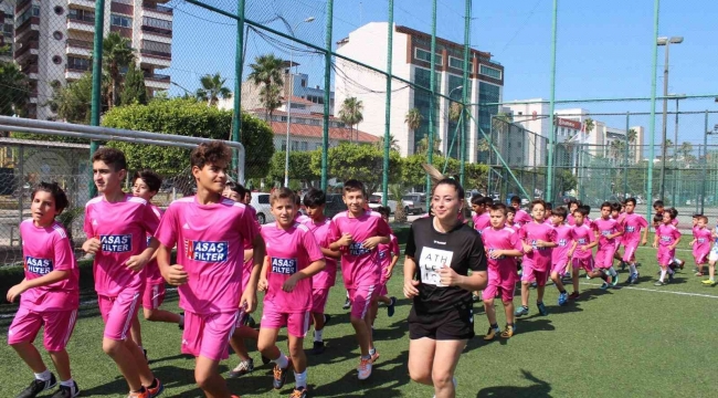 İskenderun'da geleceğin futbolcularına kadın antrenör