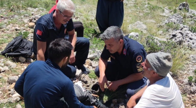 Kayalıklardan düşen vatandaşı kurtarmak için seferber oldular