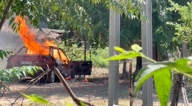 Osmaniye'de park halindeki otomobil alev alev yandı