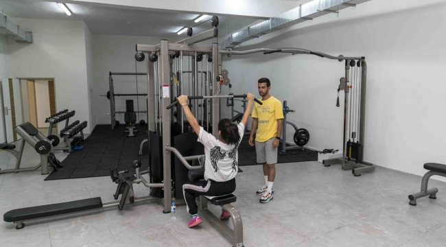 Özel bireyler, fitness salonunda spor yapıyor