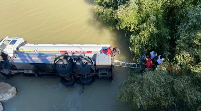 Tanker dereye yuvarlandı, sürücü yaralandı