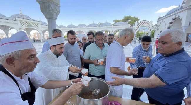 Gaziantep'te Cuma namazı sonrası cemaate aşure ikram edildi