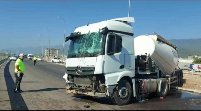 Hatay'da sıkıştırılan beton mikseri kaza yaptı: 1 yaralı