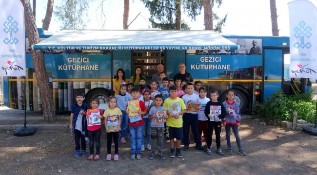 Gezici kütüphane köy okulunda öğrencilerle buluştu