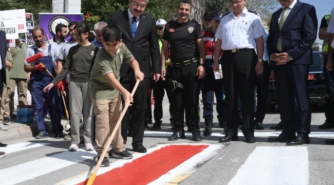 Osmaniye'de yaya geçitleri kırmızıya boyandı