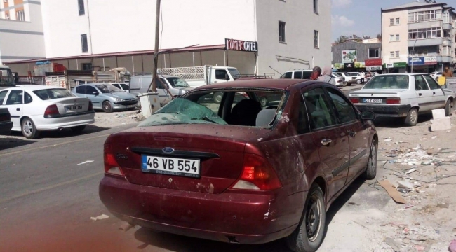 Park halindeki otomobilin üstüne inşaattan kalas düştü