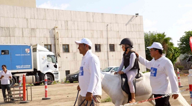 Tarsus'ta çocuklar ata binmenin heyecanını yaşadı