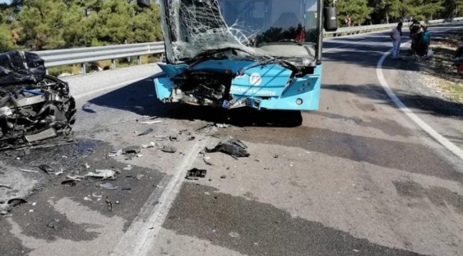 Tarsus'ta otomobil belediye otobüsü ile çarpıştı: 3 yaralı