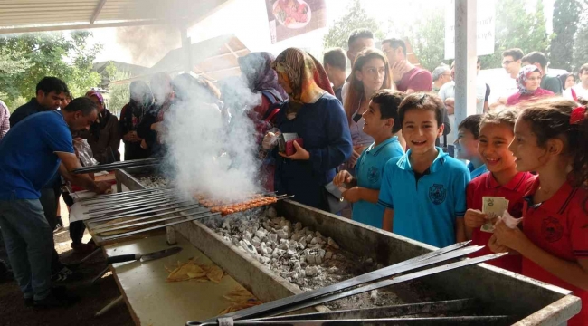 Okulda kebap ziyafeti