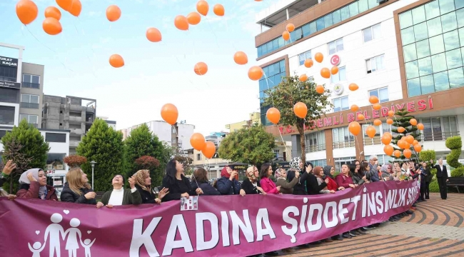 Kadına şiddete dikkat çekmek için yüzlerce balon gökyüzüne bırakıldı