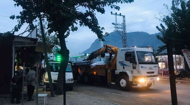 Vincin çarptığı park halindeki transit savruldu yayayı yaraladı