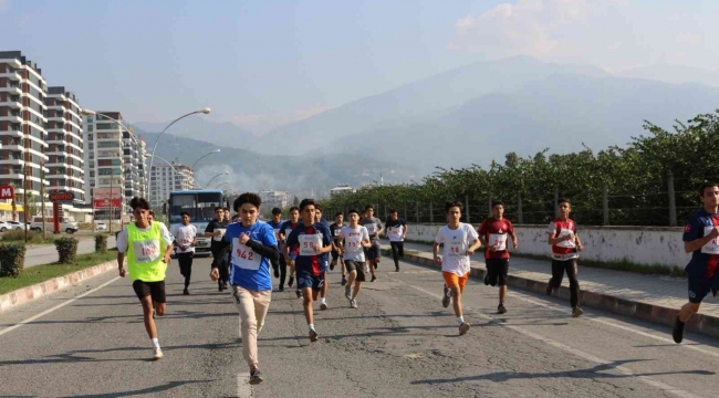 Dörtyol'da 'İlk Kurşunun' atılışının 104. yılı kros koşusu düzenlendi