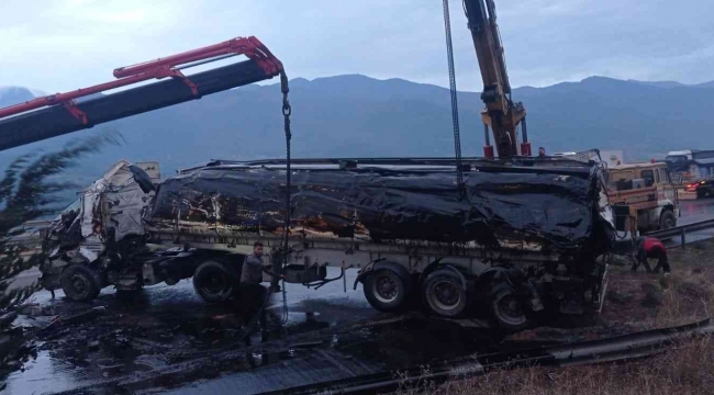 Petrol yüklü tanker ile cip çarpıştı: 3 yaralı