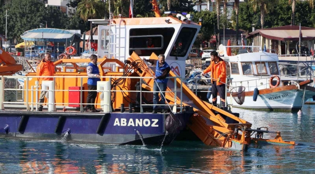 Akdeniz'in iki noktasından 20 kamyon çöp çıktı