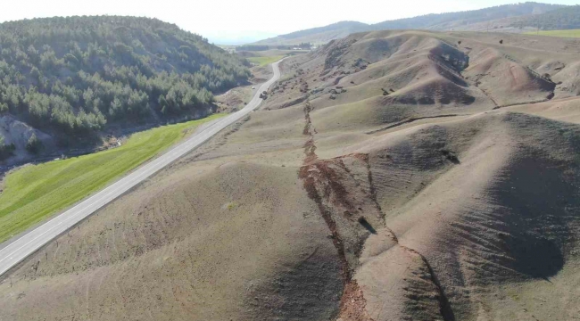 Binaları yıkan deprem doğaya da zara verdi, bölge havadan görüntülendi