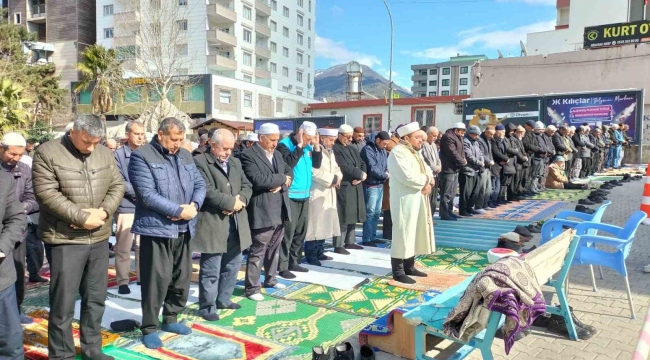 Cami depremde hasar gördü, cemaat meydanda cuma namazı kıldı