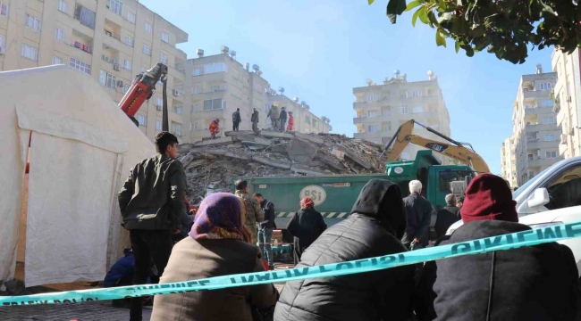 Depremin 32. saatinde de çalışmalara umutlu bekleyişler eşlik ediyor