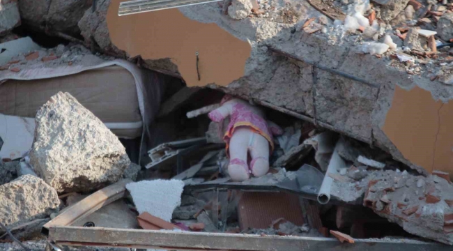 Depremin merkez üssünde yürek burkan fotoğraf: Oyuncak bebekte enkaz altında kaldı