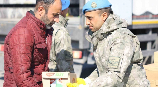 Depremin yaralarını kahraman Mehmetçik sarıyor