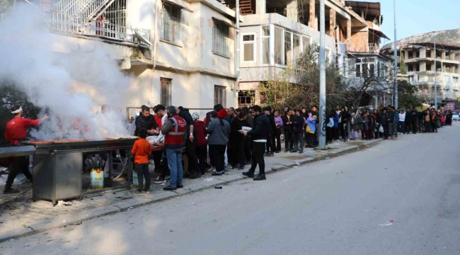 Depremzedeler için mangal kurup binlerce kebap dağıttı